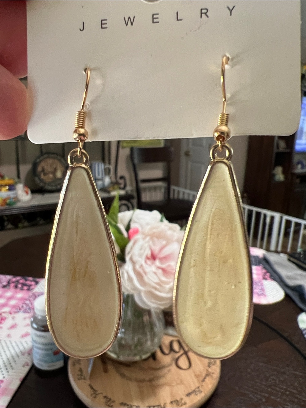 Fashion Jewelry Gold Teardrop Earrings with Cream Inlay